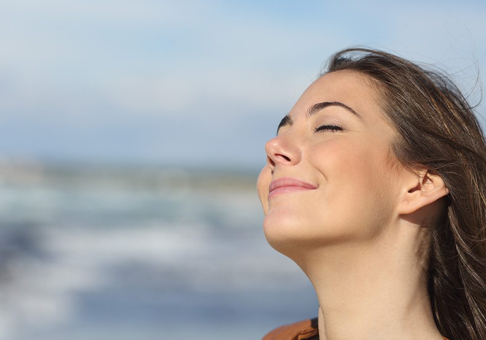 donna-sulla-spiaggia-sollevata-grazie-a-cura-con-benzodiazepine Donna che cammina al mare lungo la spiaggia sollevata grazie alla cura con le benzodiazepine