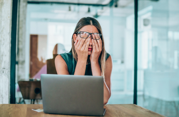 Donna in ufficio, davanti al suo pc, che prova tecniche su come sfogarsi