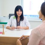 Ginecologa in clinica che comunica alla paziente l’esito positivo del Pap test a cui si è sottoposta