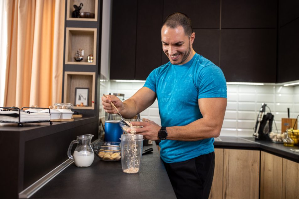 Giovane sportivo si prepara un pasto con alimenti ricchi di fibre