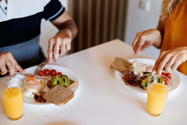Giovani fanno una colazione sportiva equilibrata e ricca dei nutrienti necessari