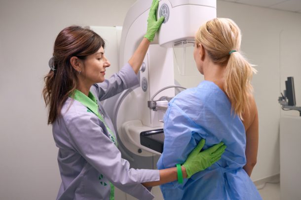 giovanne-donna-facendo-mammografia Paziente e dottoressa durante la mammografia