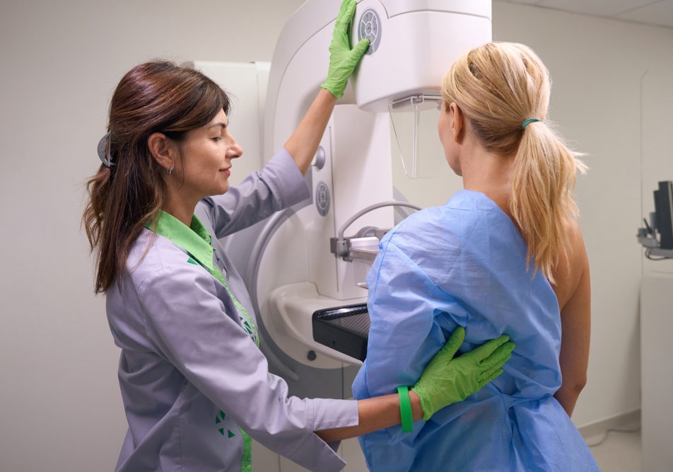 giovanne-donna-facendo-mammografia Paziente e dottoressa durante la mammografia