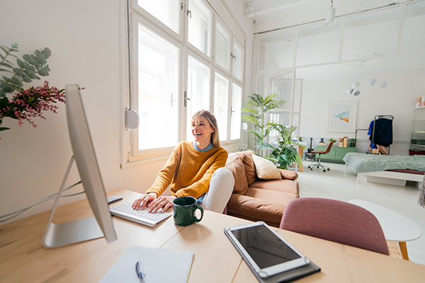 Lavoratrice in smart working felice di conoscere, grazie ad un consulto online, i benefit aziendali di cui ha diritto