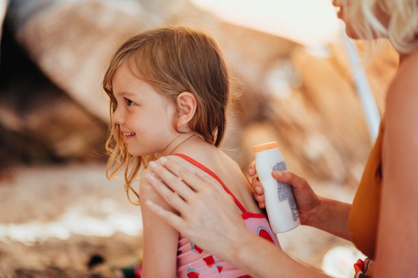 mamma-e-figlia-in-estate-assorbono-vitamine-e-minerali Mamma e figlia in estate sotto il sole proteggono con la crema e assorbono vitamine e minerali