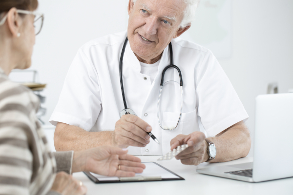 Medico nel suo studio spiega alla paziente come si il betametasone