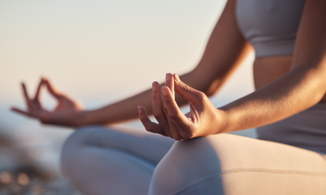 Donna fa meditazione per gestire il ciclo in anticipo