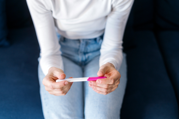 Non ho sintomi premestruali: posso essere incinta? si chiede la donna mentre aspetta il risultato del test di gravidanza