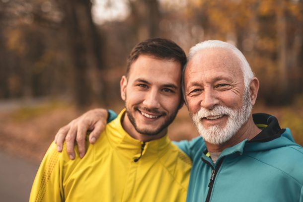 padre-e-figlio-praticando-attivita-fisica-per-la-prevenzione-delle-cisti-peniene Padre e figlio che praticano attività fisica nella natura per la prevenzione delle cisti peniene e per mantenere in salute l’apparato riproduttivo
