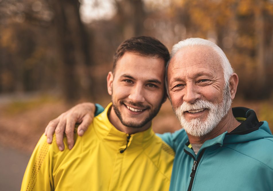 padre-e-figlio-praticando-attivita-fisica-per-la-prevenzione-delle-cisti-peniene Padre e figlio che praticano attività fisica nella natura per la prevenzione delle cisti peniene e per mantenere in salute l’apparato riproduttivo