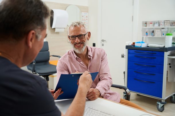 paziente-con-cisti-sui reni-dal-medico-dopo-esame-diagnostico Paziente con cisti sui reni che va dal medico a ritirare il referto di un esame diagnostico