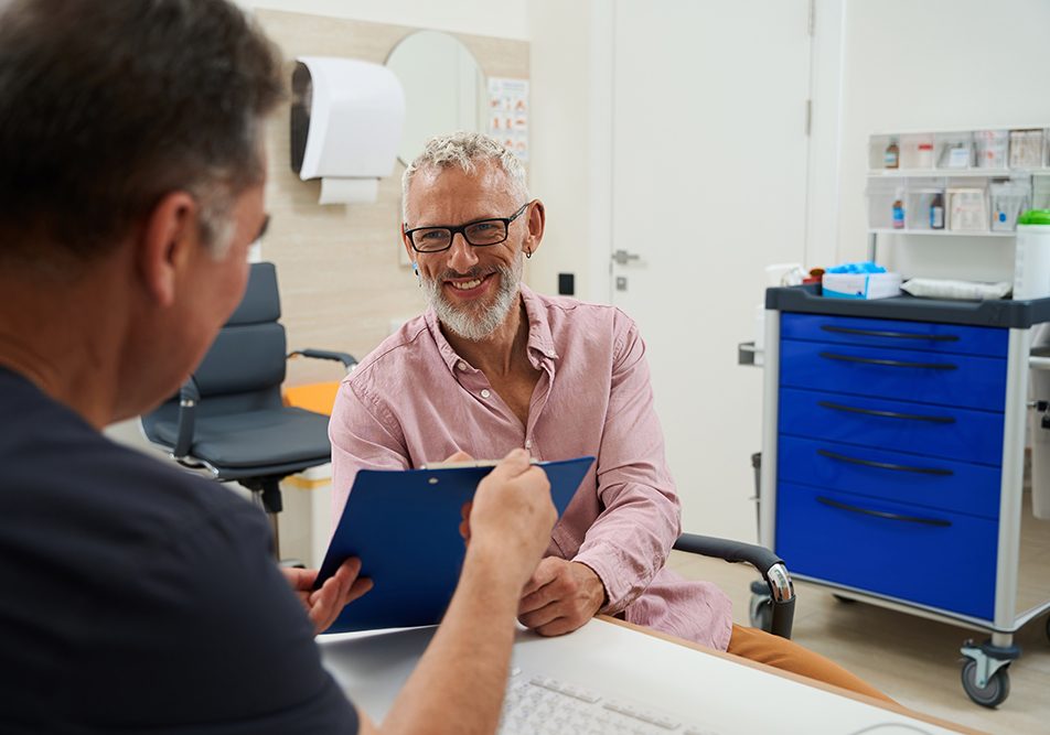 paziente-con-cisti-sui reni-dal-medico-dopo-esame-diagnostico Paziente con cisti sui reni che va dal medico a ritirare il referto di un esame diagnostico
