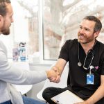 Paziente con l’idrocele che si presenta la medico specialista durante una prima visita presso la clinica