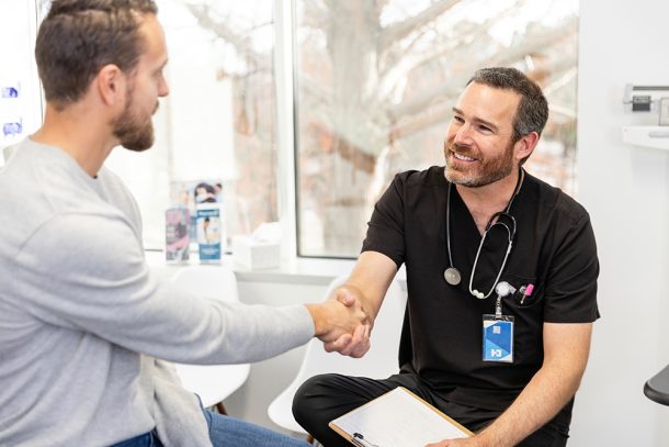 paziente-con-idrocele-presentandosi-a-medico-durante-prima-visita-in-clinica Paziente con l’idrocele che si presenta la medico specialista durante una prima visita presso la clinica