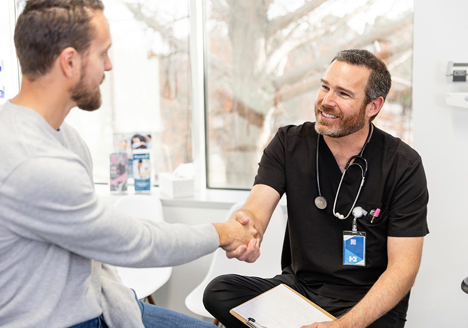 paziente-con-idrocele-presentandosi-a-medico-durante-prima-visita-in-clinica Paziente con l’idrocele che si presenta la medico specialista durante una prima visita presso la clinica