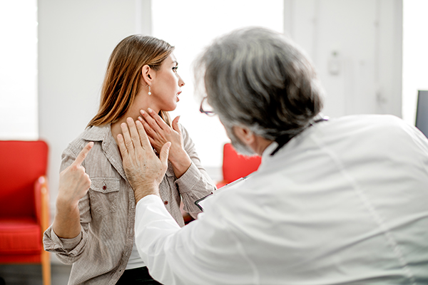 Paziente che consulta il medico endocrinologo per evitare gli effetti collaterali della cura con l'ottatropina