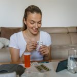 Giovane paziente che, durante un videoconsulto con il medico, approfondisce i rischi dell’assunzione associata di paroxetina e benzodiazepine