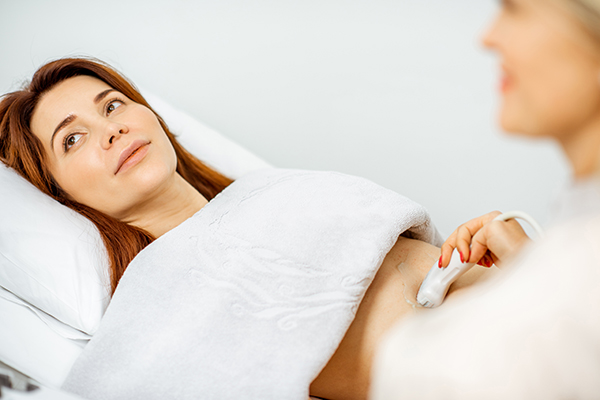 Paziente donna insieme alla ginecologa che si sottopone all’ecografia pelvica per la diagnosi del ciclo scarso