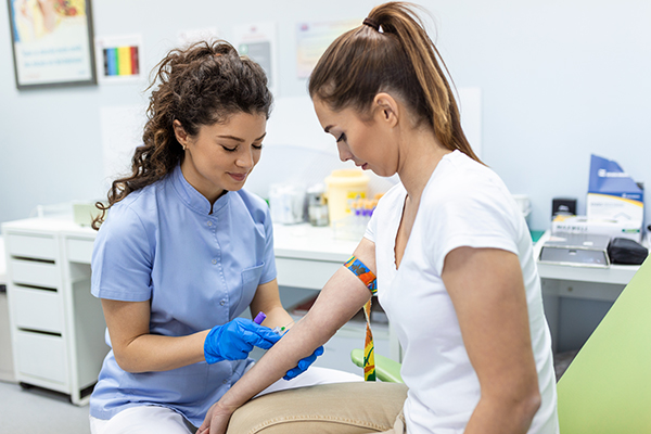 Paziente che si sottopone a degli esami del sangue per individuare eventuali anomalie riconducibili alla trombofilia, come la presenza del fattore V Leiden