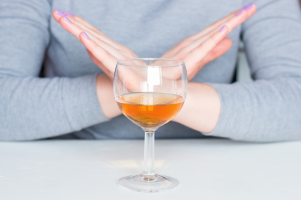 Donna che per un uso sicuro dei benzodiazepine non assume alcol