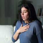 Giovane donna che soffre d'ansia alla quale vengono prescritte benzodiazepine