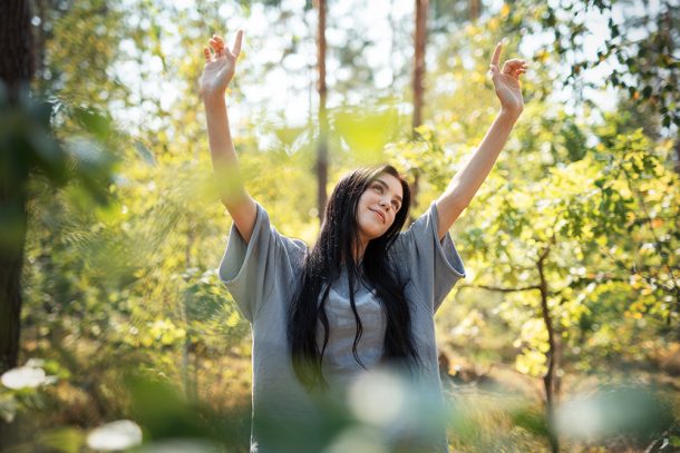 ragazza-nella-foresta-respirando-aria-fresca-migliorando-il-contatto-con-natura-e-benessere Ragazza nella foresta serena e rilassata mentre respira aria fresca, migliorando il suo contatto con la natura e il benessere