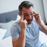 Uomo al mattino con mal di testa intenso che andrà ad accertare dal medico la condizione del suo tronco encefalico