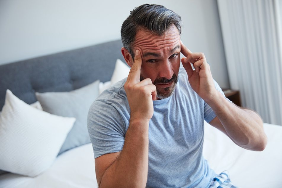 Uomo al mattino con mal di testa intenso che andrà ad accertare dal medico la condizione del suo tronco encefalico