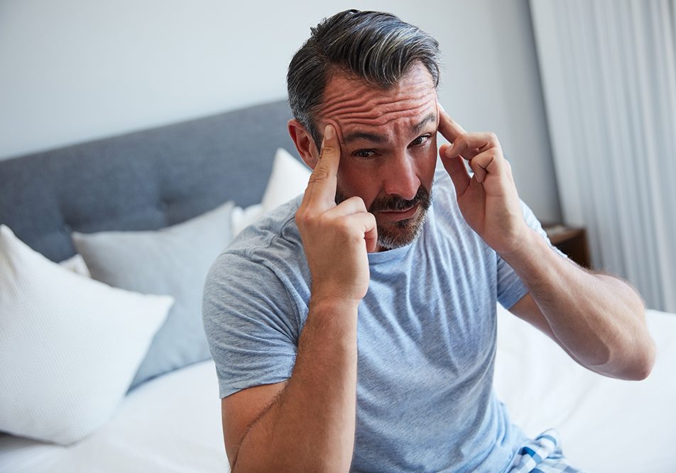 uomo-con-mal-di-testa-al-mattino-andando-ad-accertare-dal-medico-condizione-del-tronco-encefalico Uomo al mattino con mal di testa intenso che andrà ad accertare dal medico la condizione del suo tronco encefalico