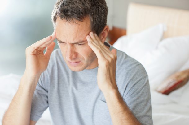 uomo-con-sintomi-meningite Uomo con forte mal di testa, tra i sintomi della meningite
