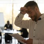 Uomo in attesa di una riunione di lavoro manifesta sudorazione improvvisa per l'ansia
