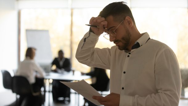 uomo-con-sudorazione-improvvisa-per-ansia Uomo in attesa di una riunione di lavoro manifesta sudorazione improvvisa per l'ansia