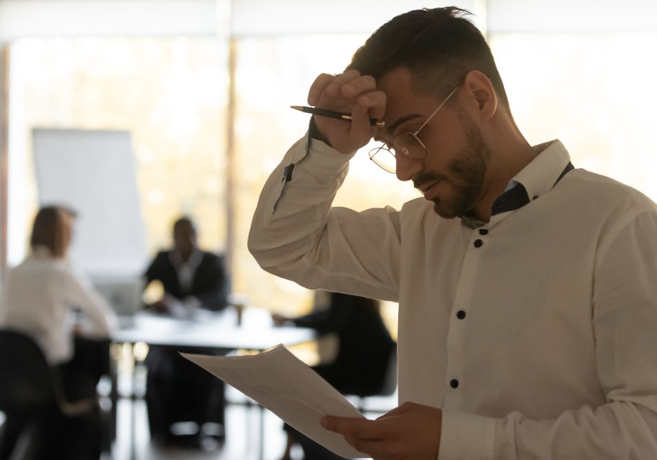 uomo-con-sudorazione-improvvisa-per-ansia Uomo in attesa di una riunione di lavoro manifesta sudorazione improvvisa per l'ansia