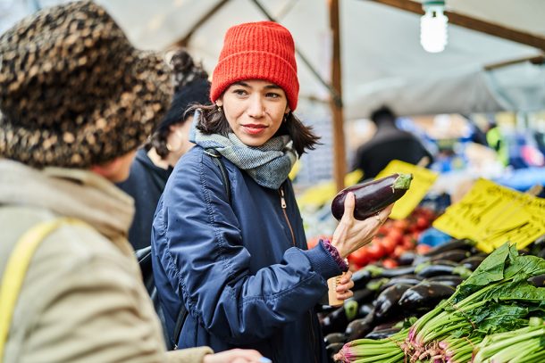 amiche-al-mercato-acquistando-verdura-autunnale-melanzane Amiche al mercato rionale che acquistano verdura autunnale, tra cui melanzane