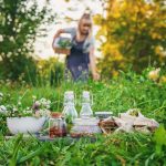 Donna immersa nel verde che fa garden therapy