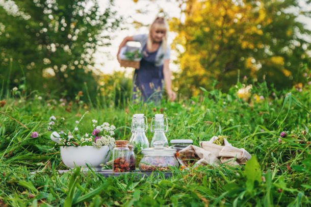 donna-che-fa-garden-therapy Donna immersa nel verde che fa garden therapy