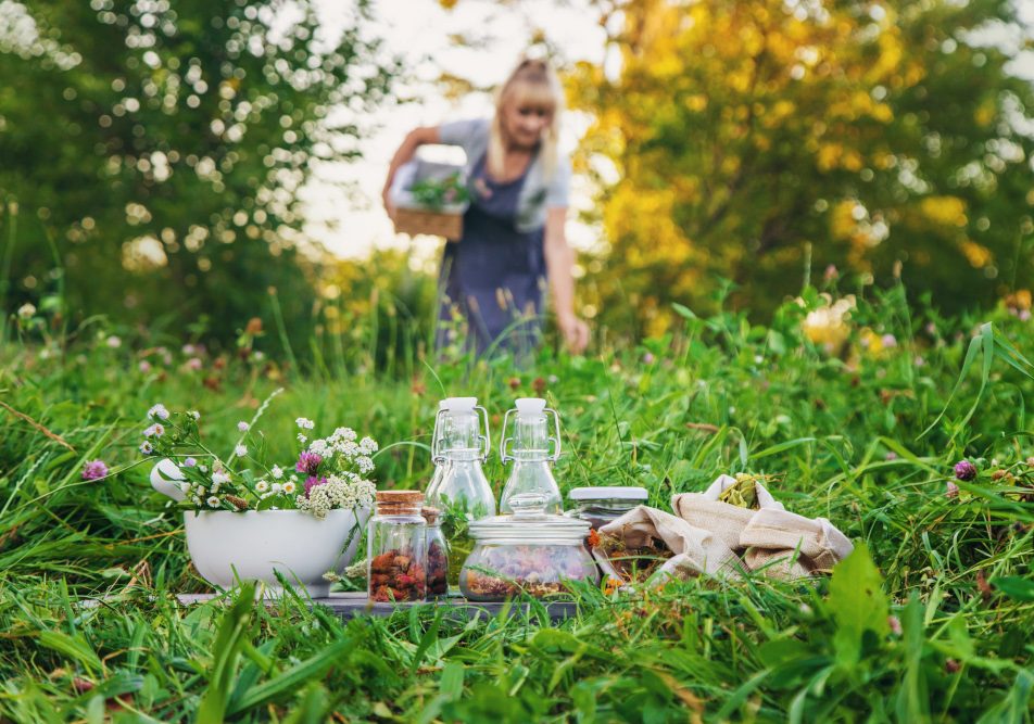 Donna immersa nel verde che fa garden therapy