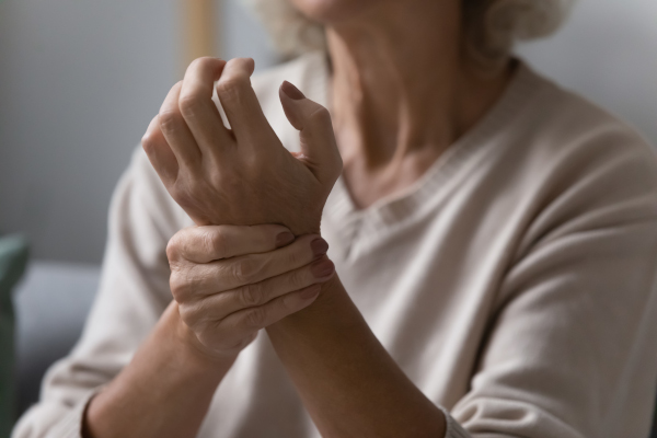 Donna che soffre di aritmia cardiaca sente il battito accelerato tenendosi il polso 