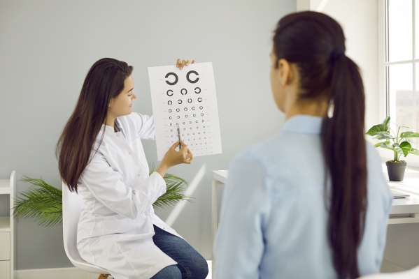 Donna in visita dall'oculista per eventuale intervento laser per correzione miopia
