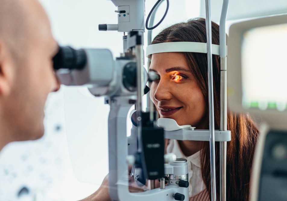 donna-eseguendo-intervento-occhi-laser Giovane donna dall'oculista mentre esegue un intervento di laser agli occhi
