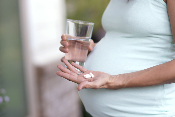Donna in gravidanza che assume farmaci per reflusso gastroesofageo 