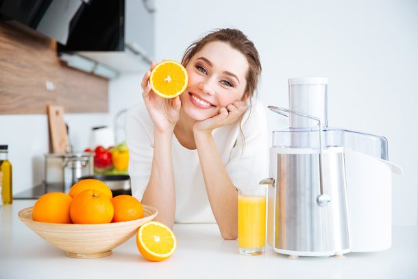 donna-nutrendosi-di-acido-ascorbico-attraverso-spremuta-di-arancia Dona in una cucina domestica che si nutre di acido ascorbico, ovvero vitamina C, attraverso una spremuta di arancia fatta in casa