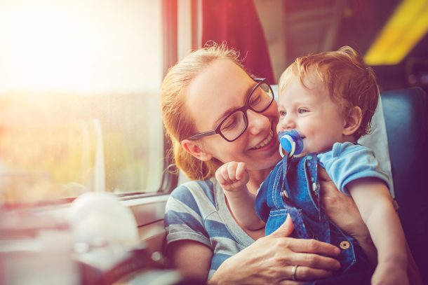 mamma-viaggiando-con-bambino-in-treno-informata-su-come-togliere-il-ciuccio Mamma che viaggia serenamente con il suo bambino in treno, essendo informata su come togliergli il ciuccio senza provocare stress
