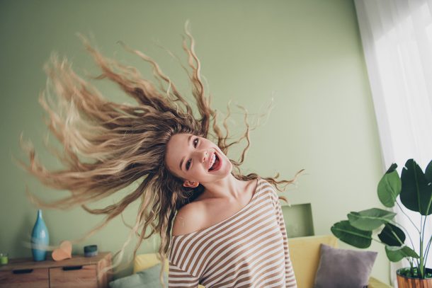 ragazza-a-casa-divertendosi-con-una-cura-a-base-di-musica Ragazza gioiosa che si gode un momento di divertimento in casa, attraverso una cura a base di musica