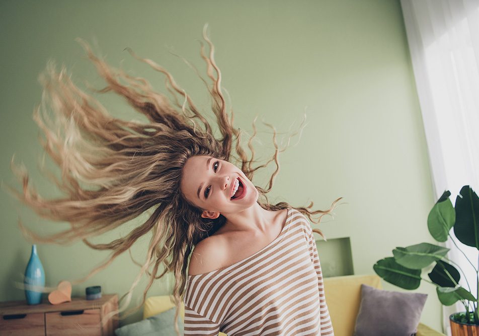 ragazza-a-casa-divertendosi-con-una-cura-a-base-di-musica Ragazza gioiosa che si gode un momento di divertimento in casa, attraverso una cura a base di musica