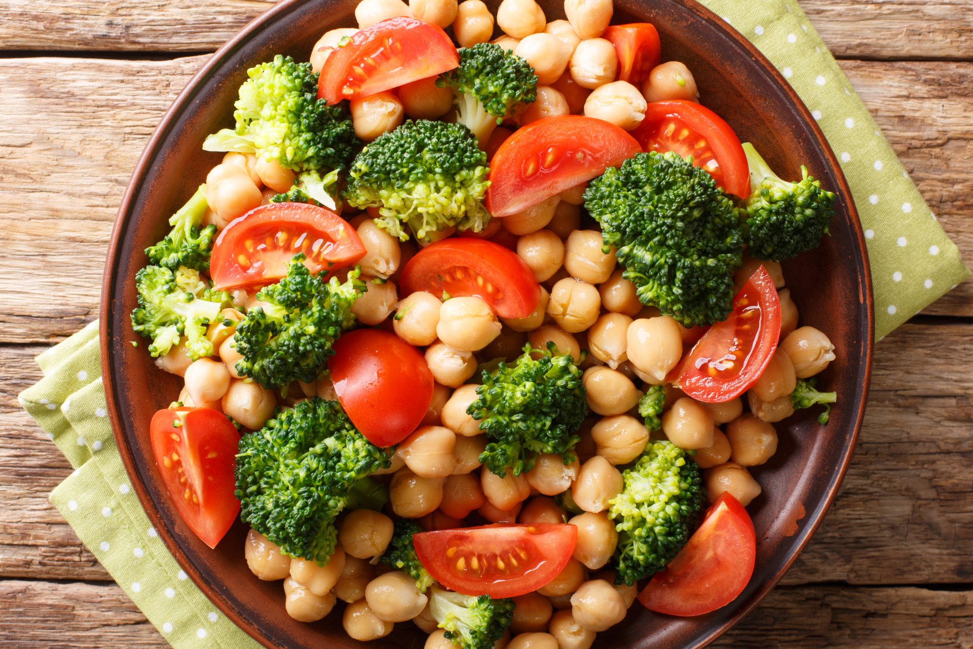 piatto a base di ceci, broccoli e pomodorini