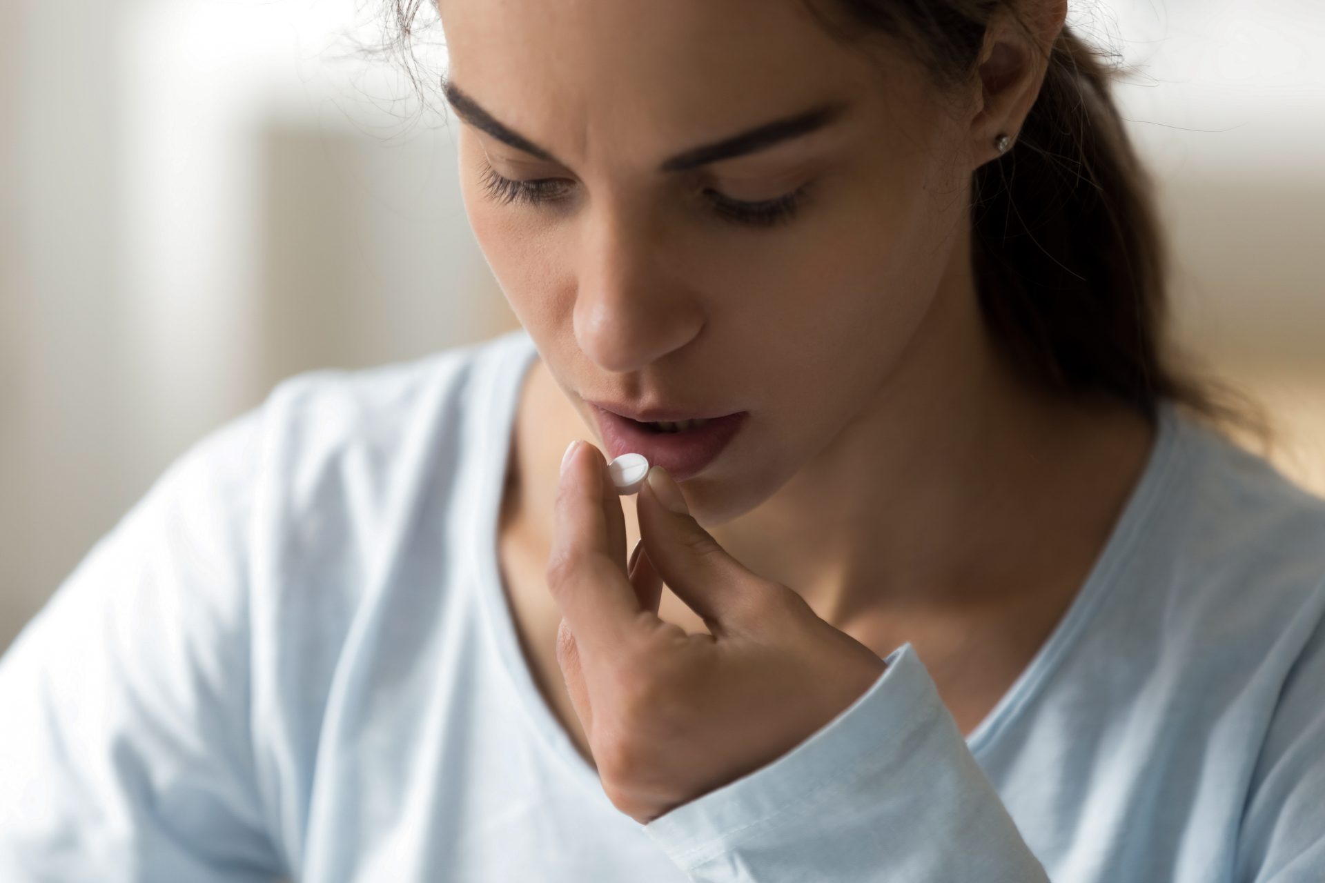 giovane donna assume farmaco per bocca
