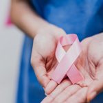 fiocco rosa simbolo della lotta contro il cancro al seno