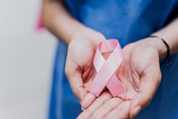 mastectomia-tumore-al-seno_cover fiocco rosa simbolo della lotta contro il cancro al seno