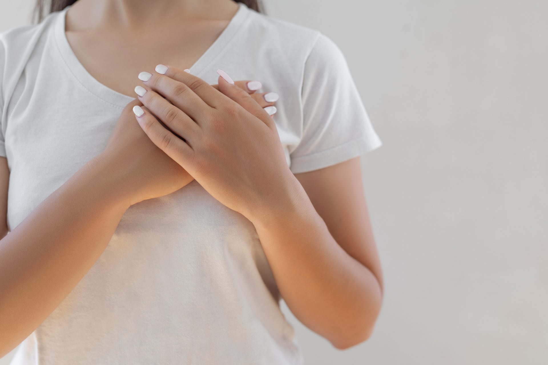 donna con le mani giunte sul petto
